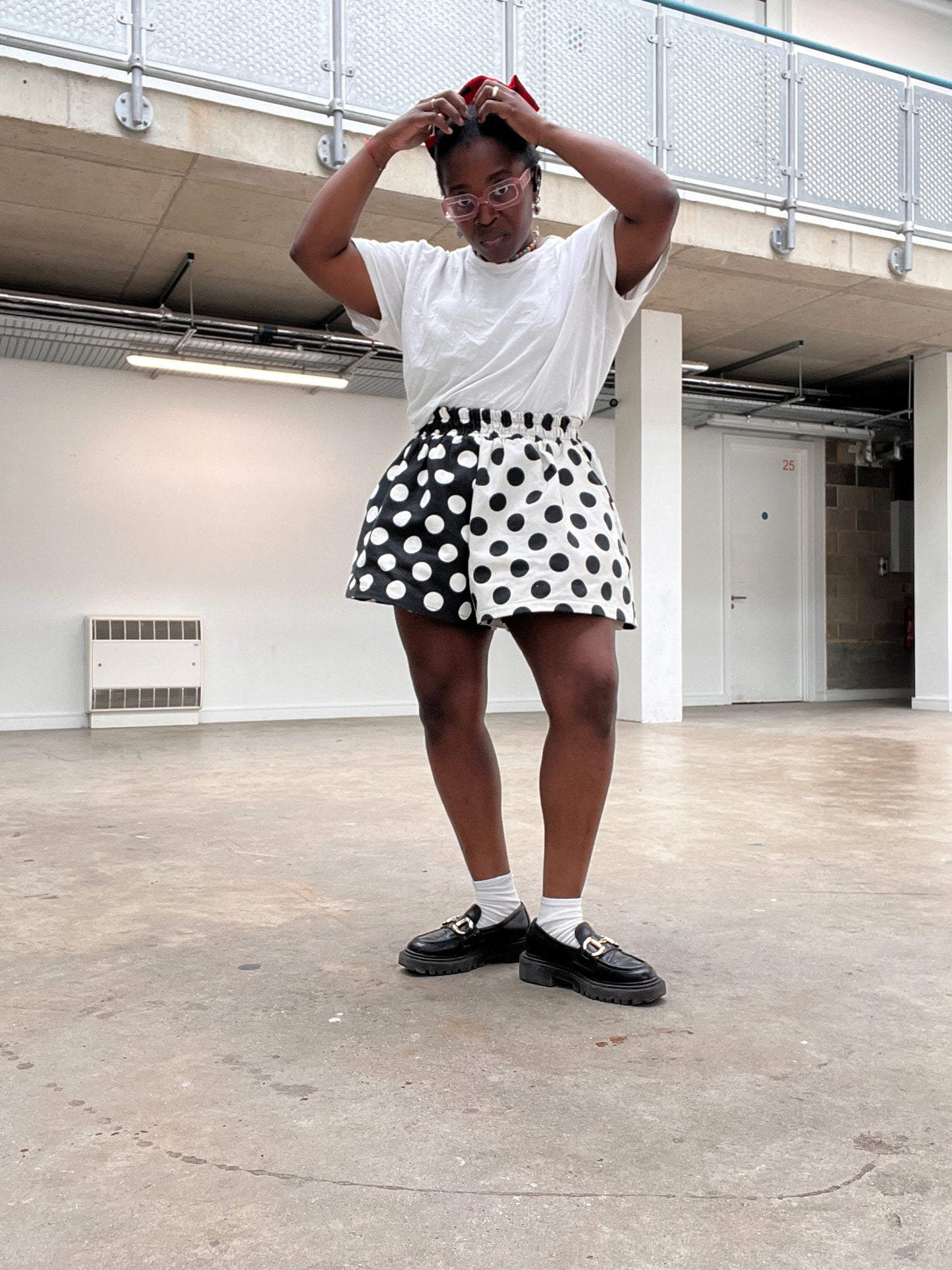 A line polka dots denim shorts.