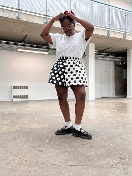 A line polka dots denim shorts.