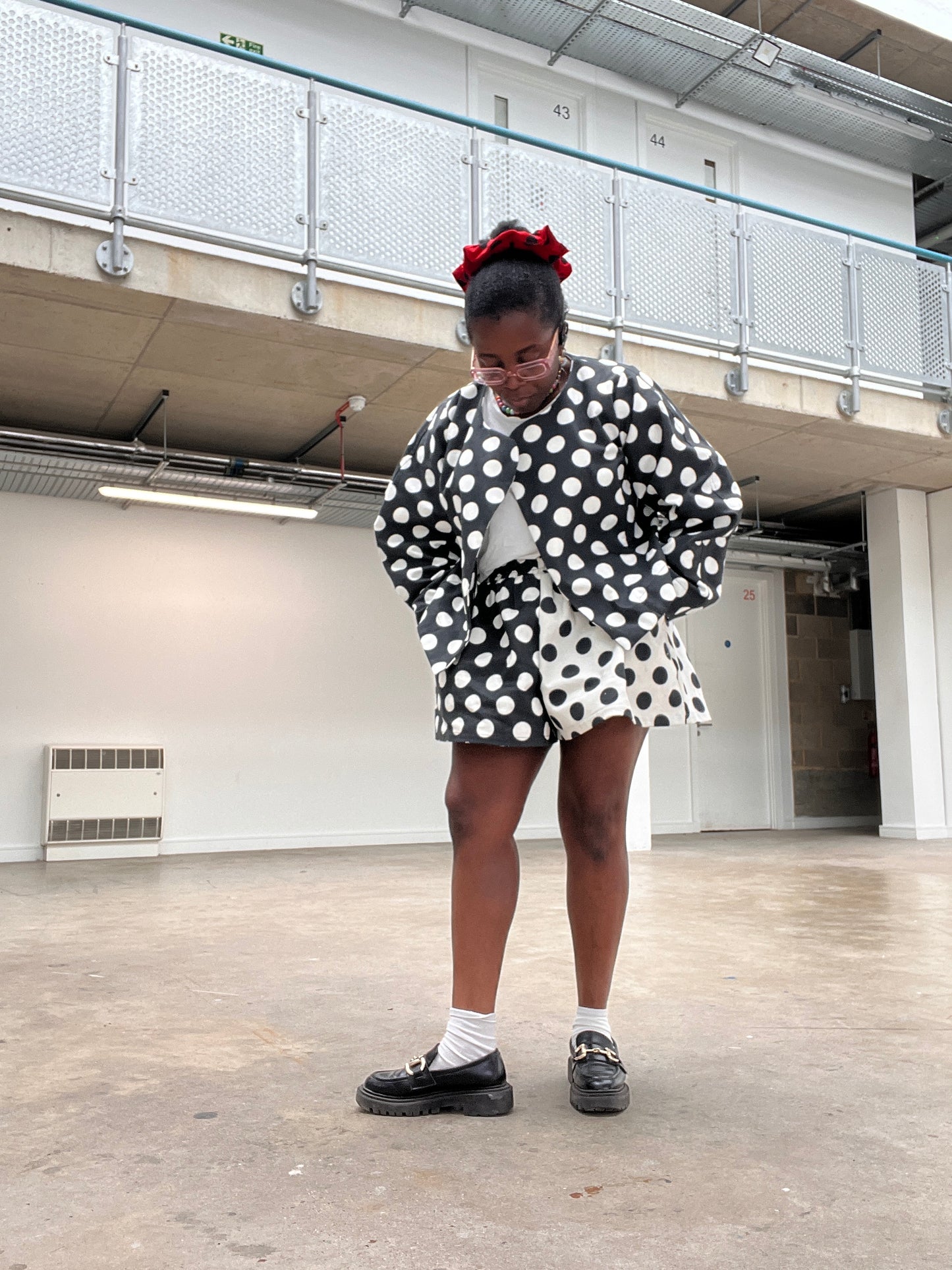 A line polka dots denim shorts.