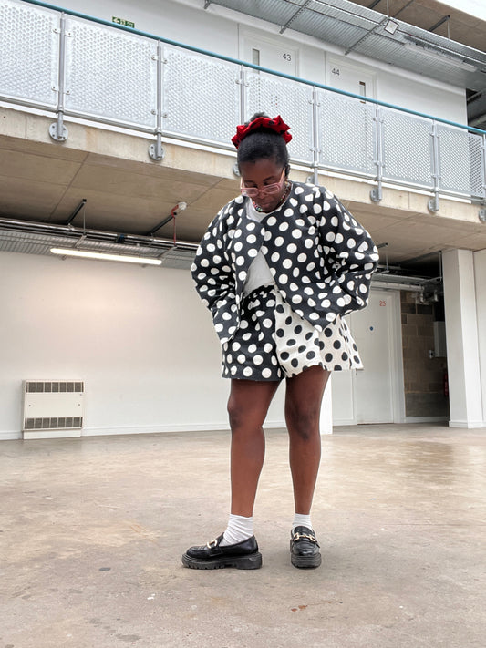 A line polka dots denim shorts.