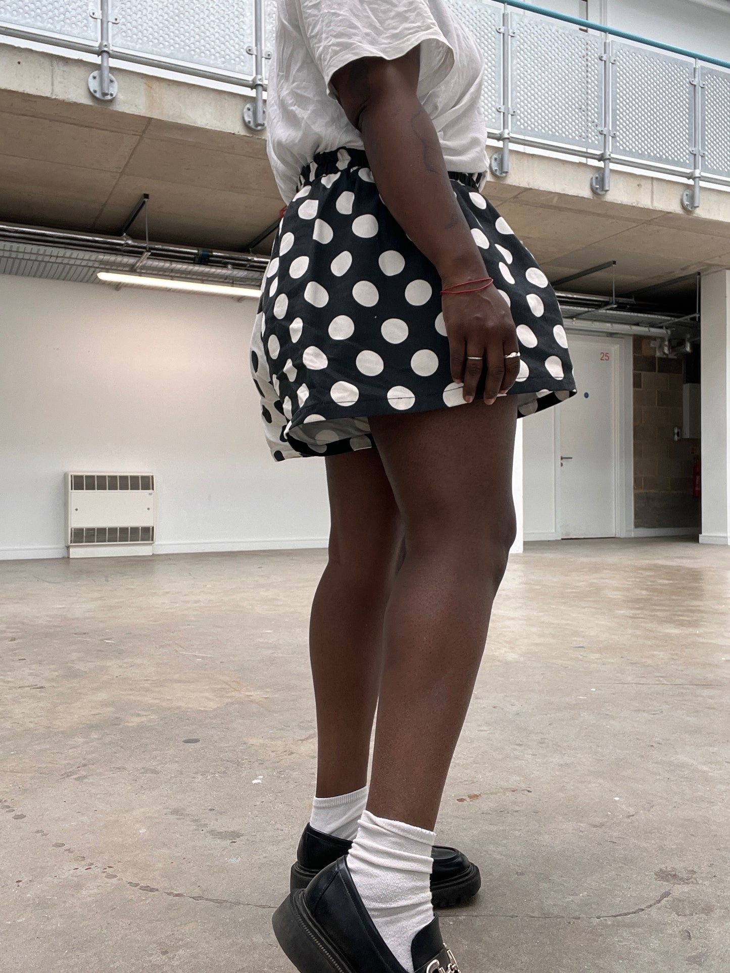 A line polka dots denim shorts.