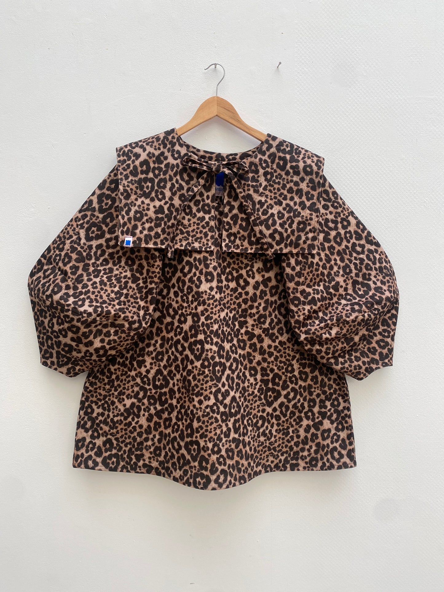 DALI MINI DRESS: Leopard print denim.