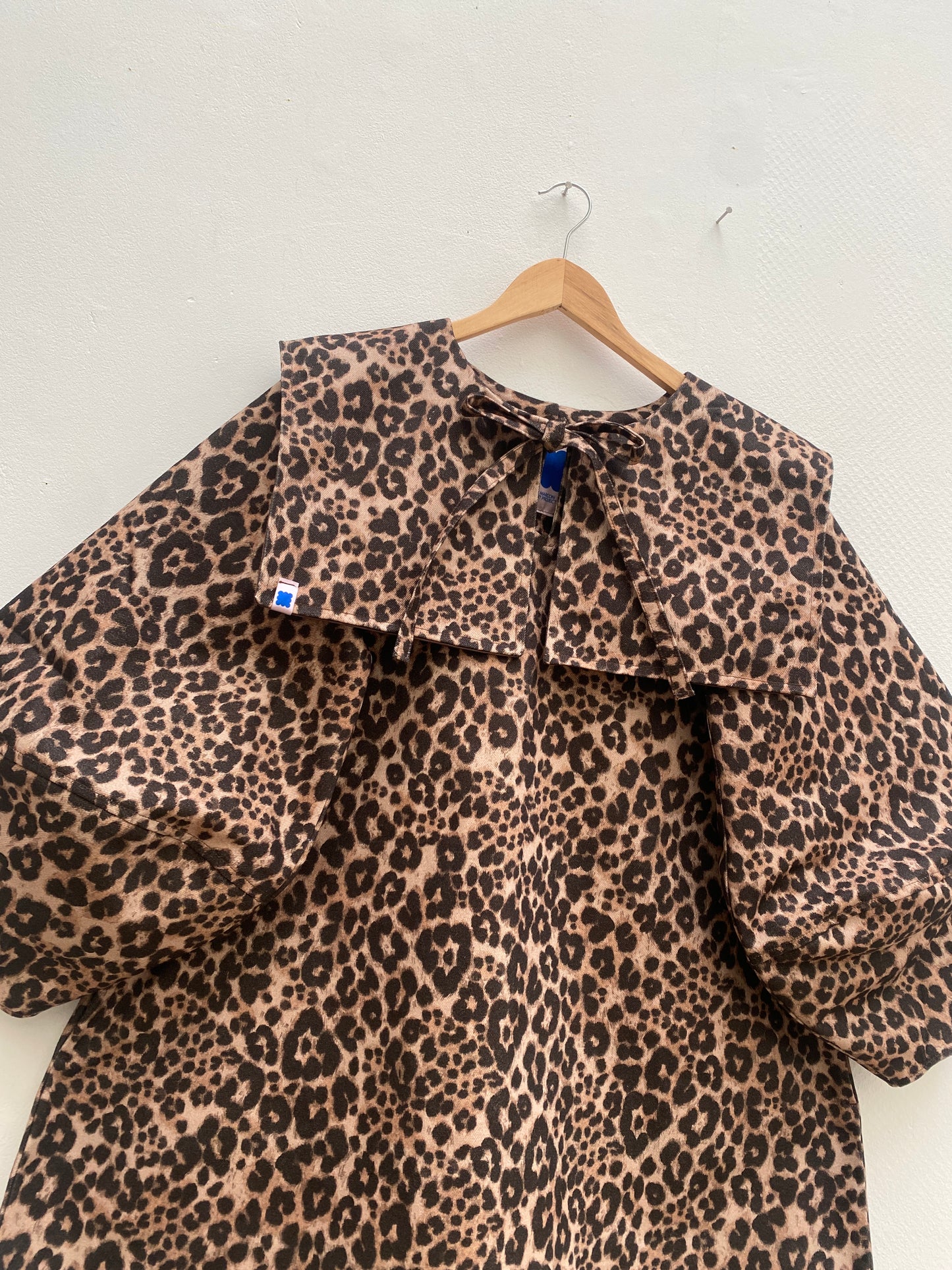 DALI MINI DRESS: Leopard print denim.