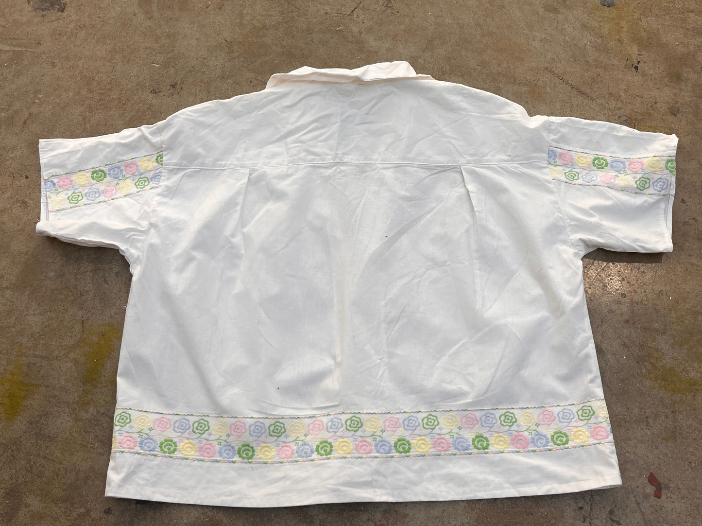 Harry Shirt: White garden. SIZE UK18-UK20