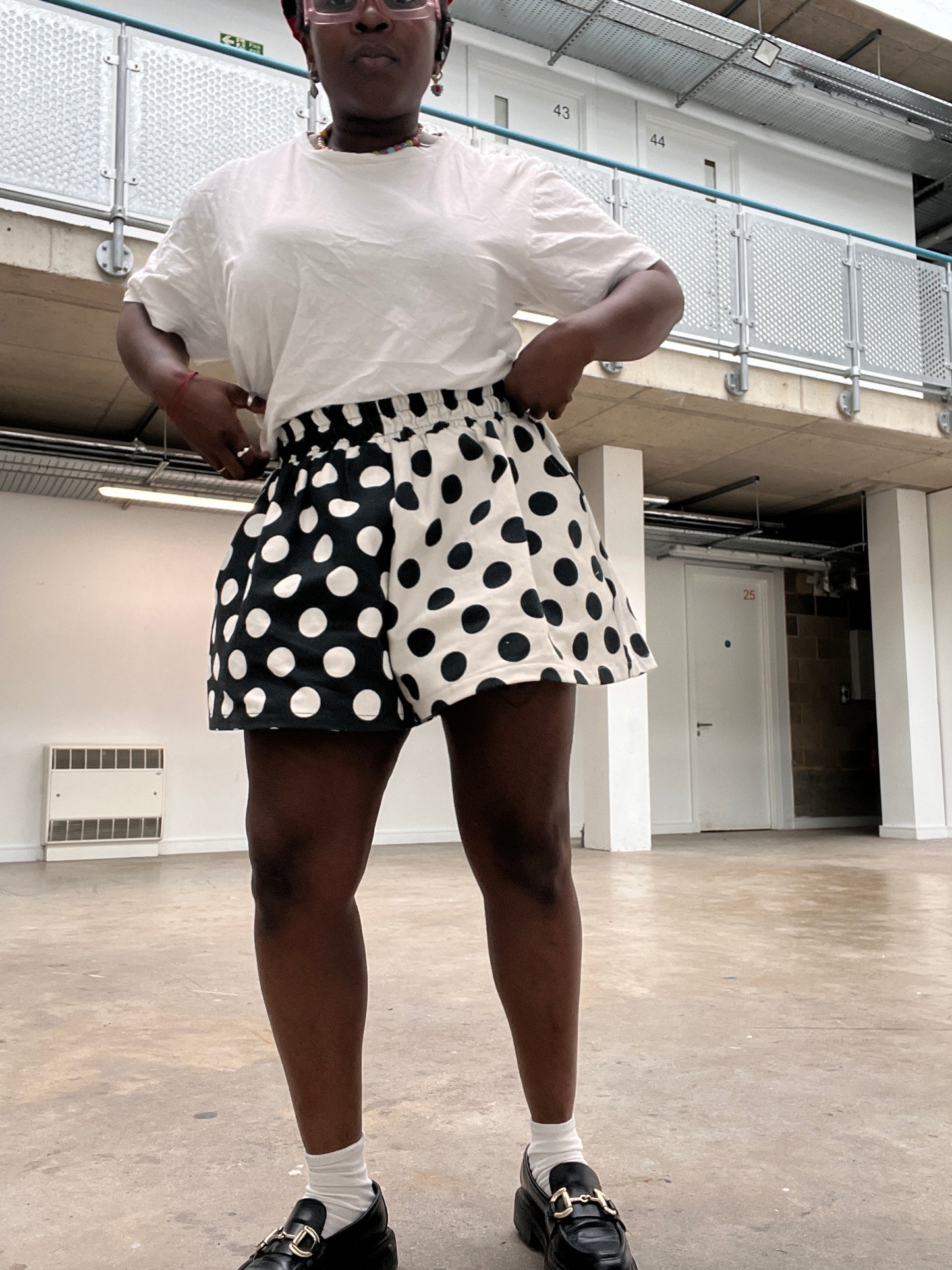 A line polka dots denim shorts.