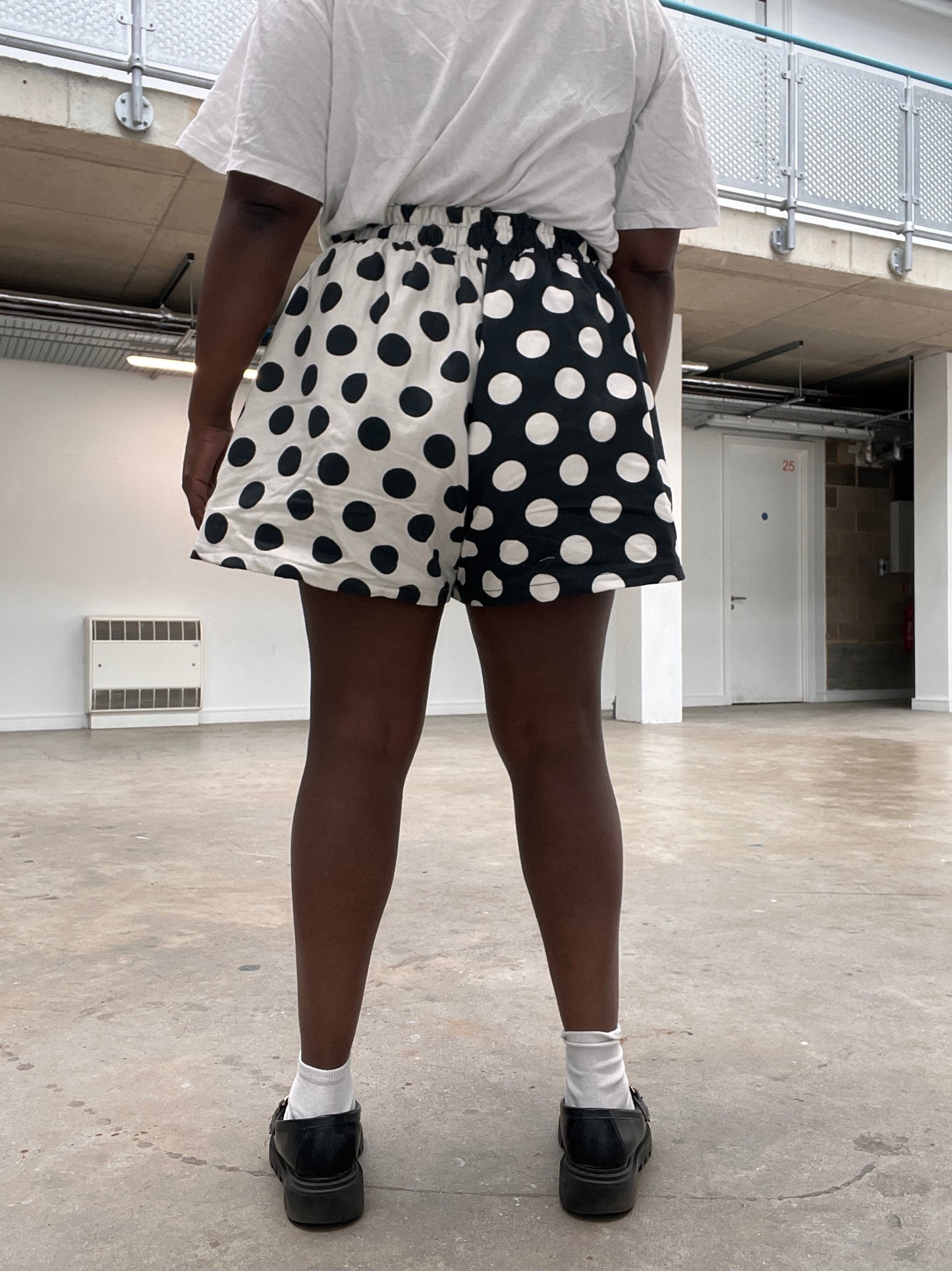 A line polka dots denim shorts.