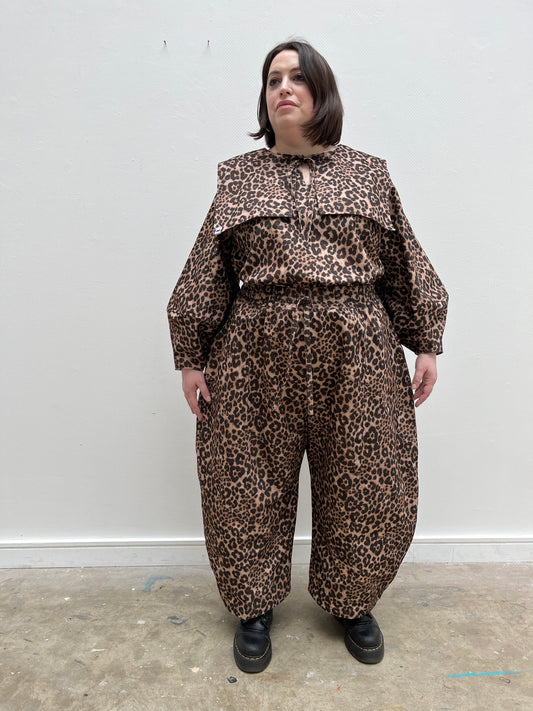 ROSER TROUSERS: Leopard print denim