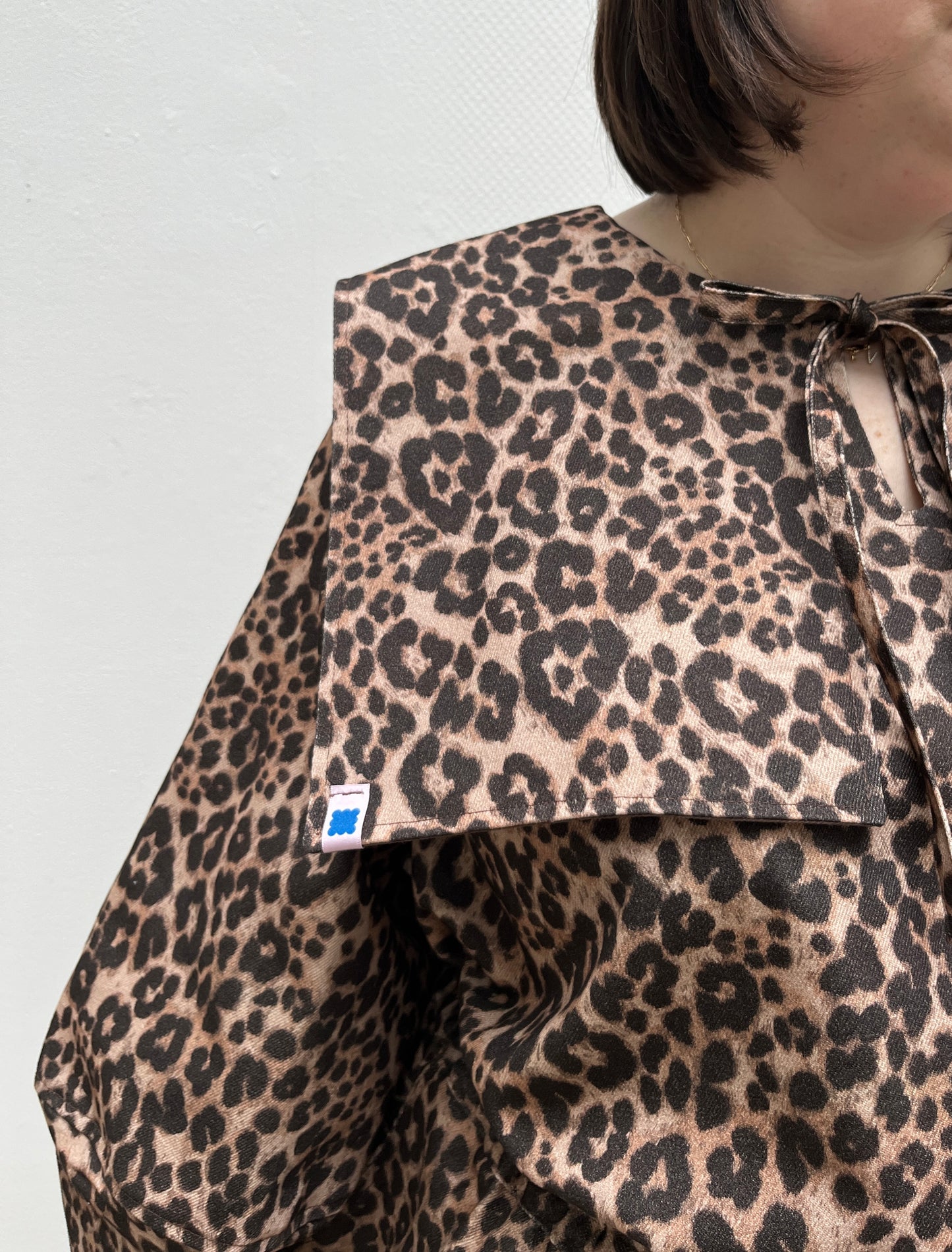 DALI BLOUSE: Leopard print denim