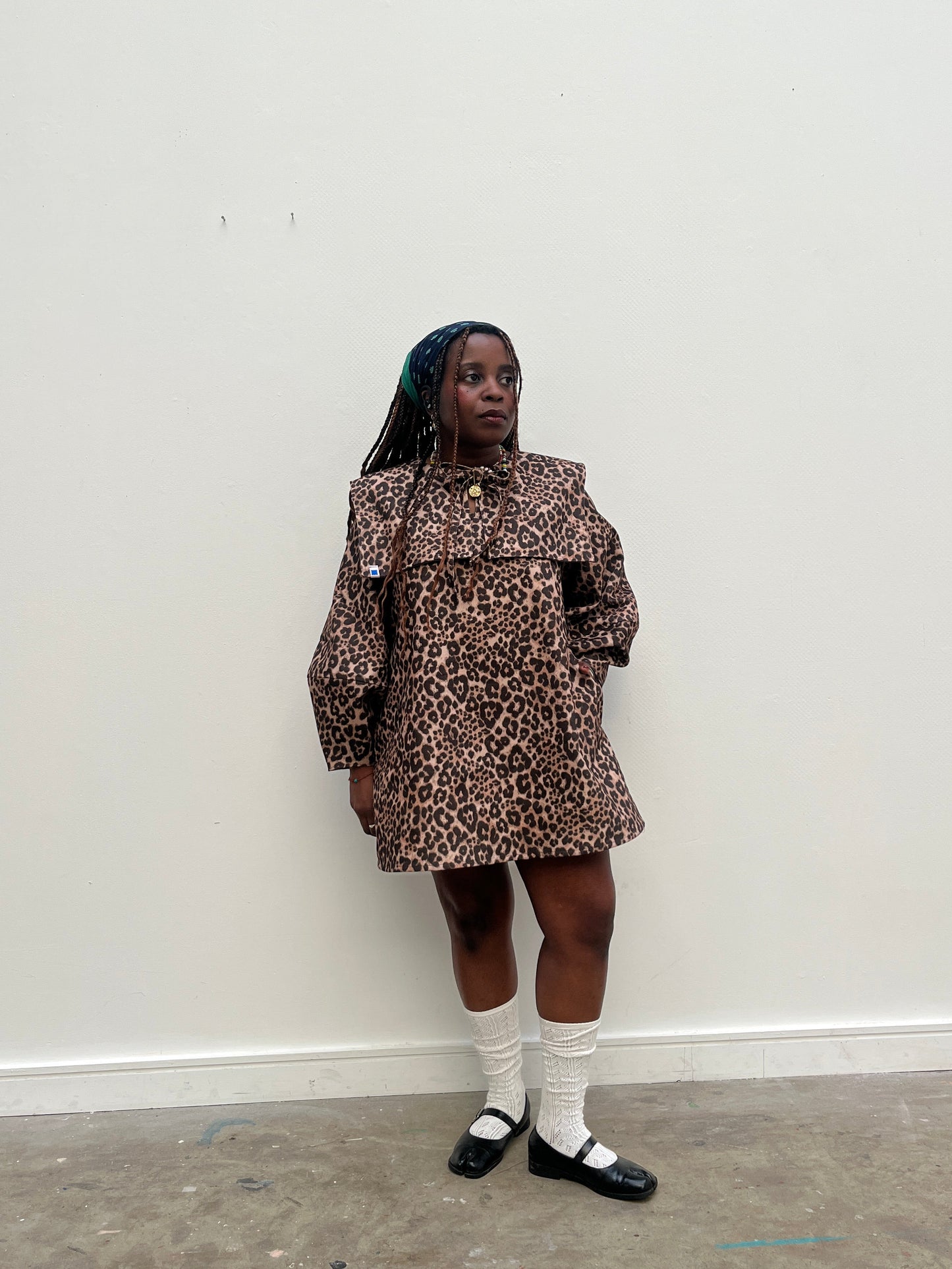 DALI MINI DRESS: Leopard print denim.