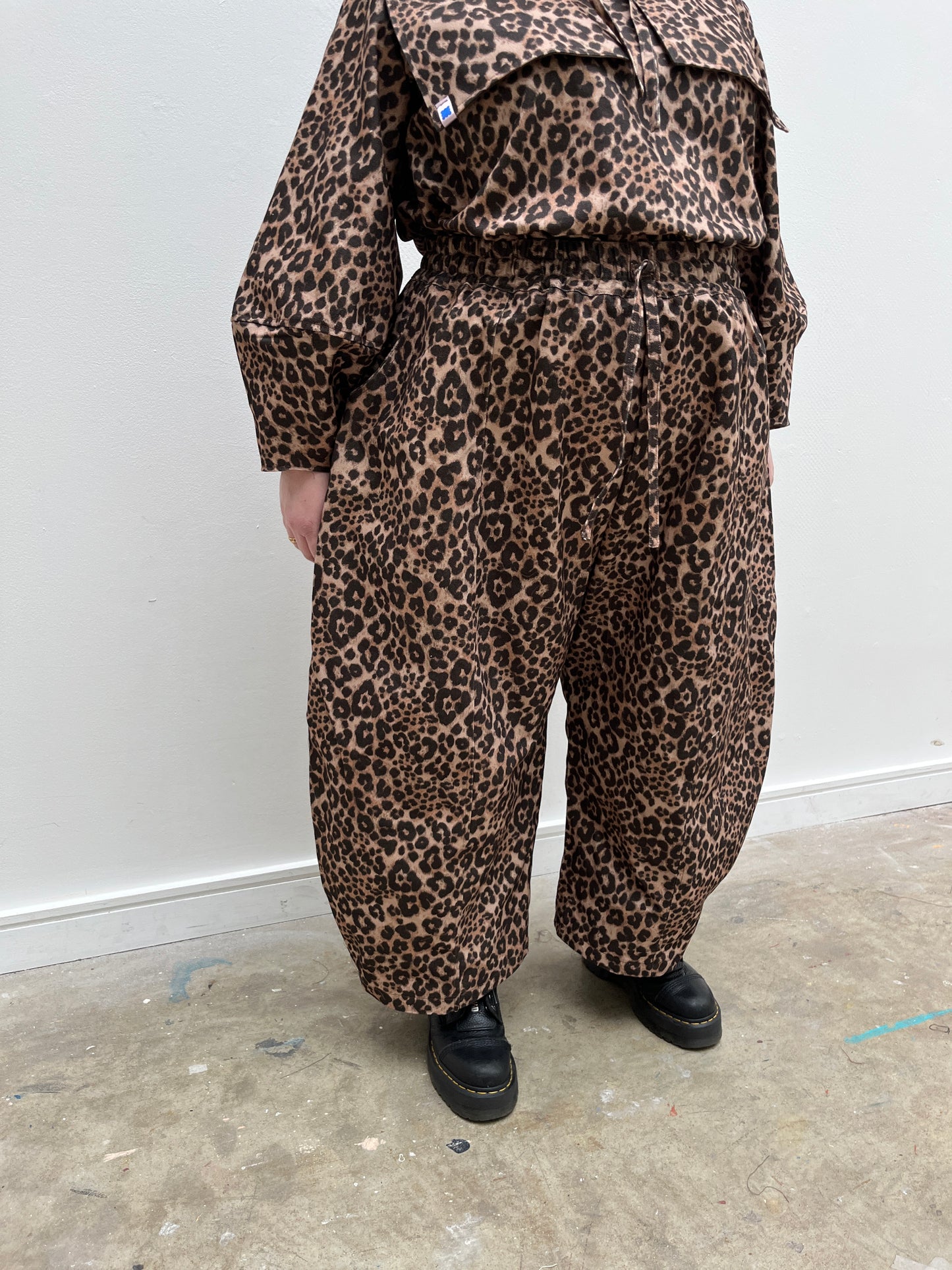 ROSER TROUSERS: Leopard print denim