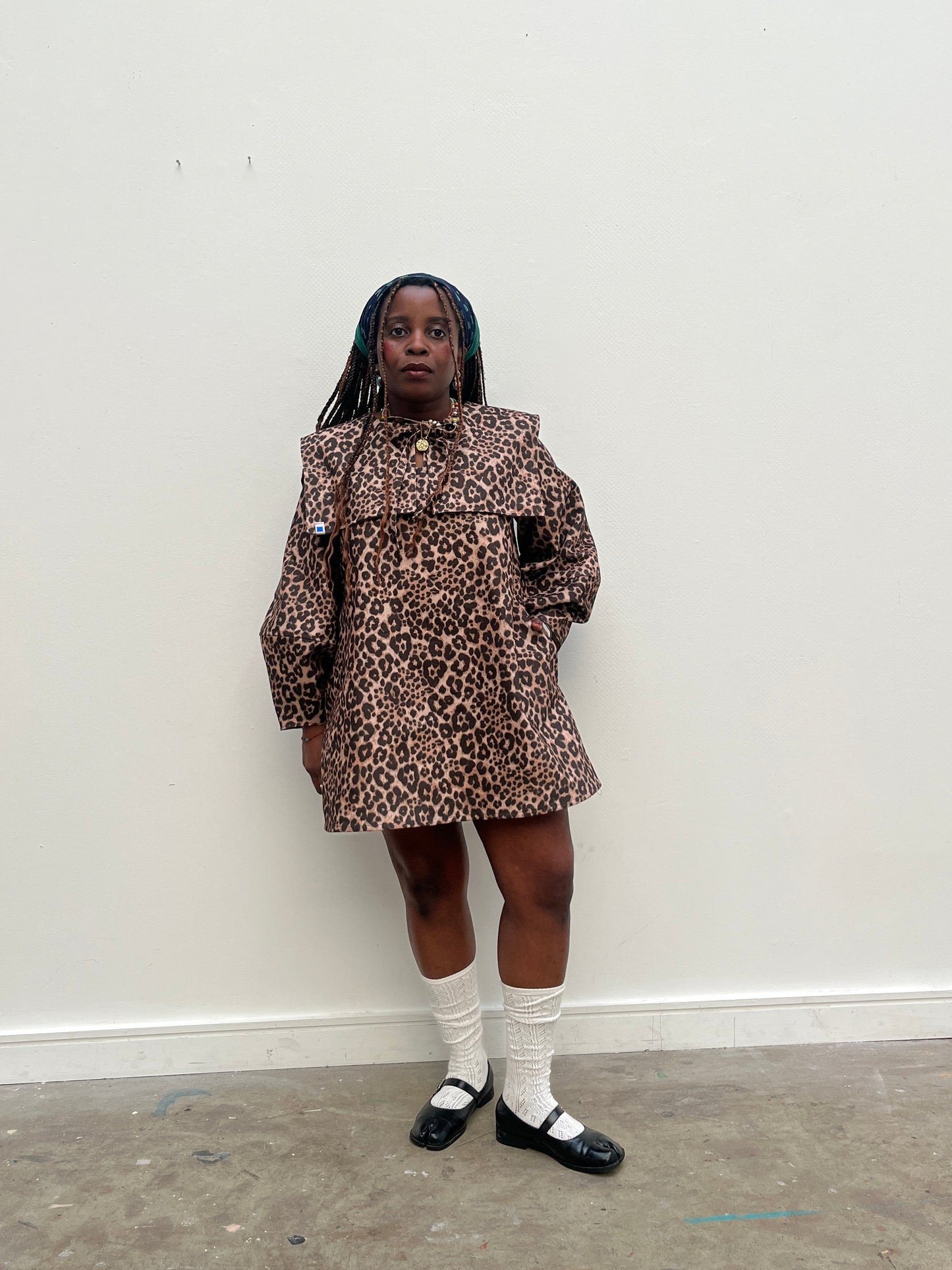 DALI MINI DRESS: Leopard print denim.