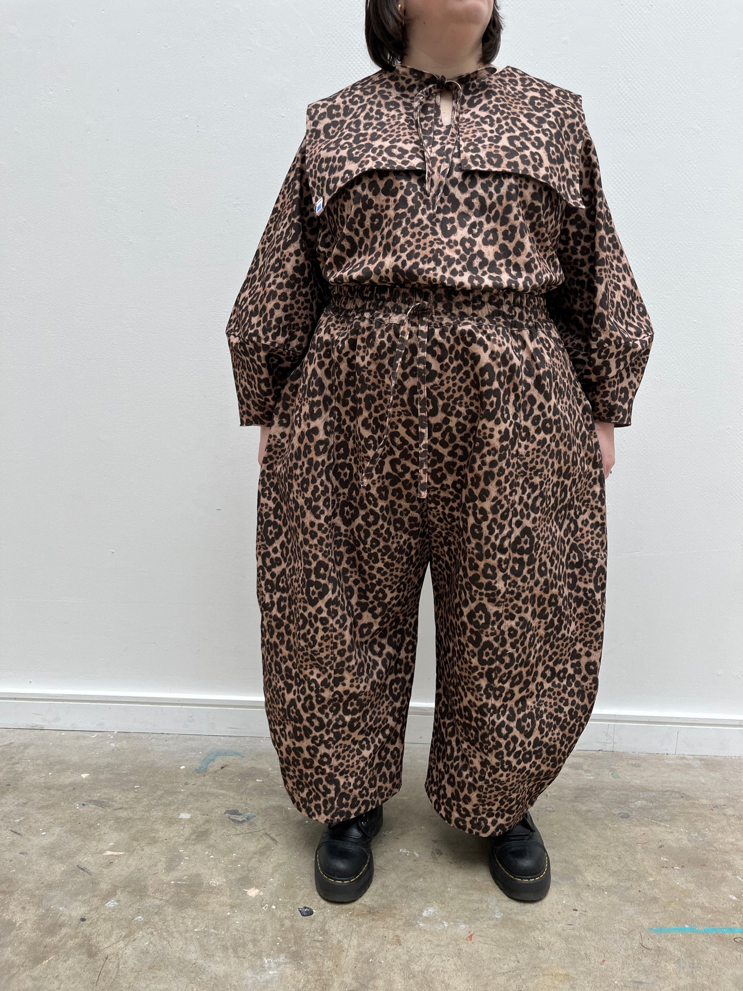 ROSER TROUSERS: Leopard print denim