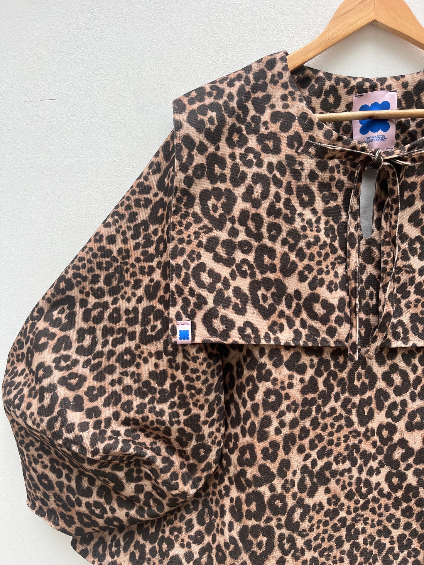 DALI BLOUSE: Leopard print denim