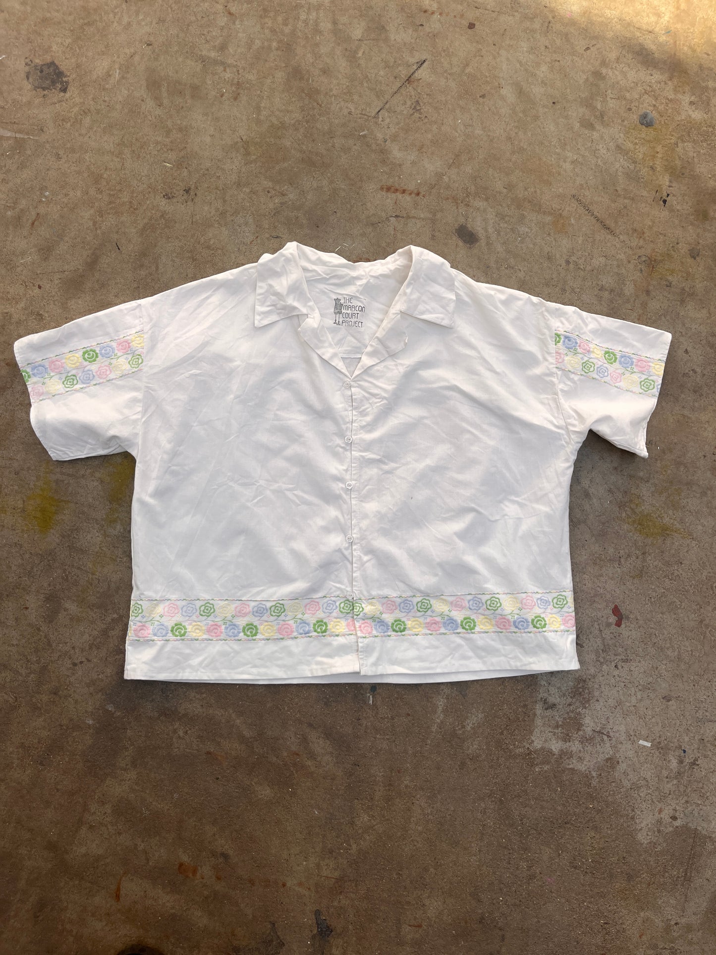 Harry Shirt: White garden. SIZE UK18-UK20