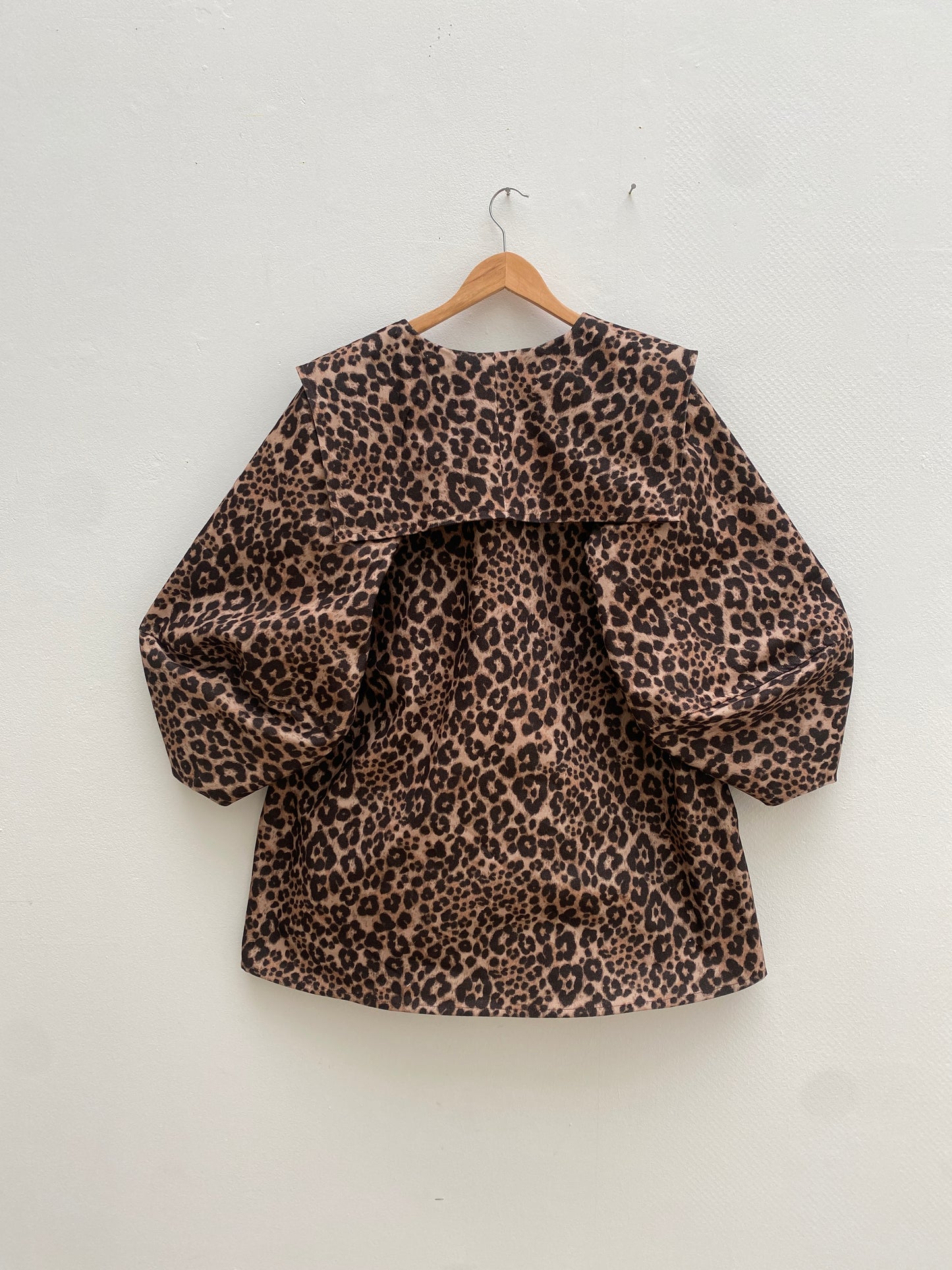 DALI MINI DRESS: Leopard print denim.