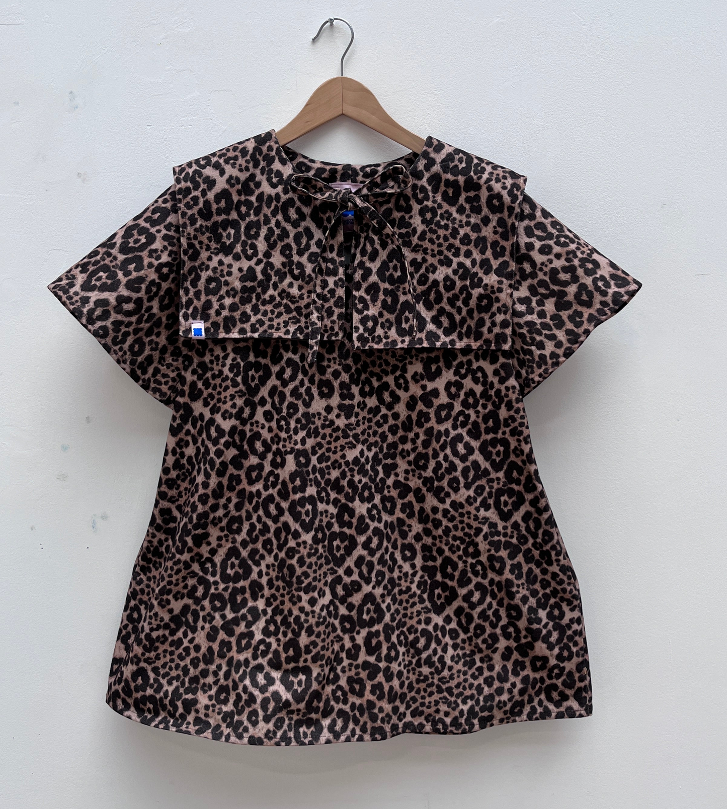 DALI MINI DRESS: Leopard print denim.
