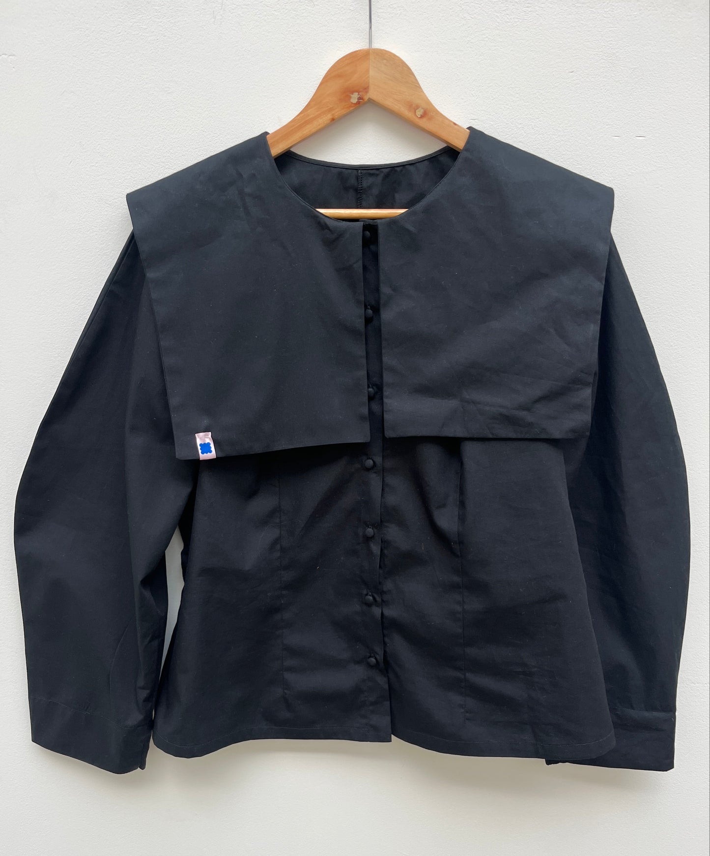 MARTA BLOUSE: Plain cotton poplin.